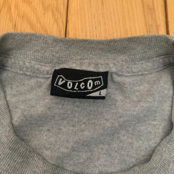 Vintage Y2K Volcom Tee Men's Large Gray Big Graphics Surfing Skating Street - Picture 2 of 6